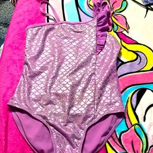 Very cute kids bathing suit. It’s a one piece bathing suit.